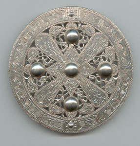 Disc brooch
